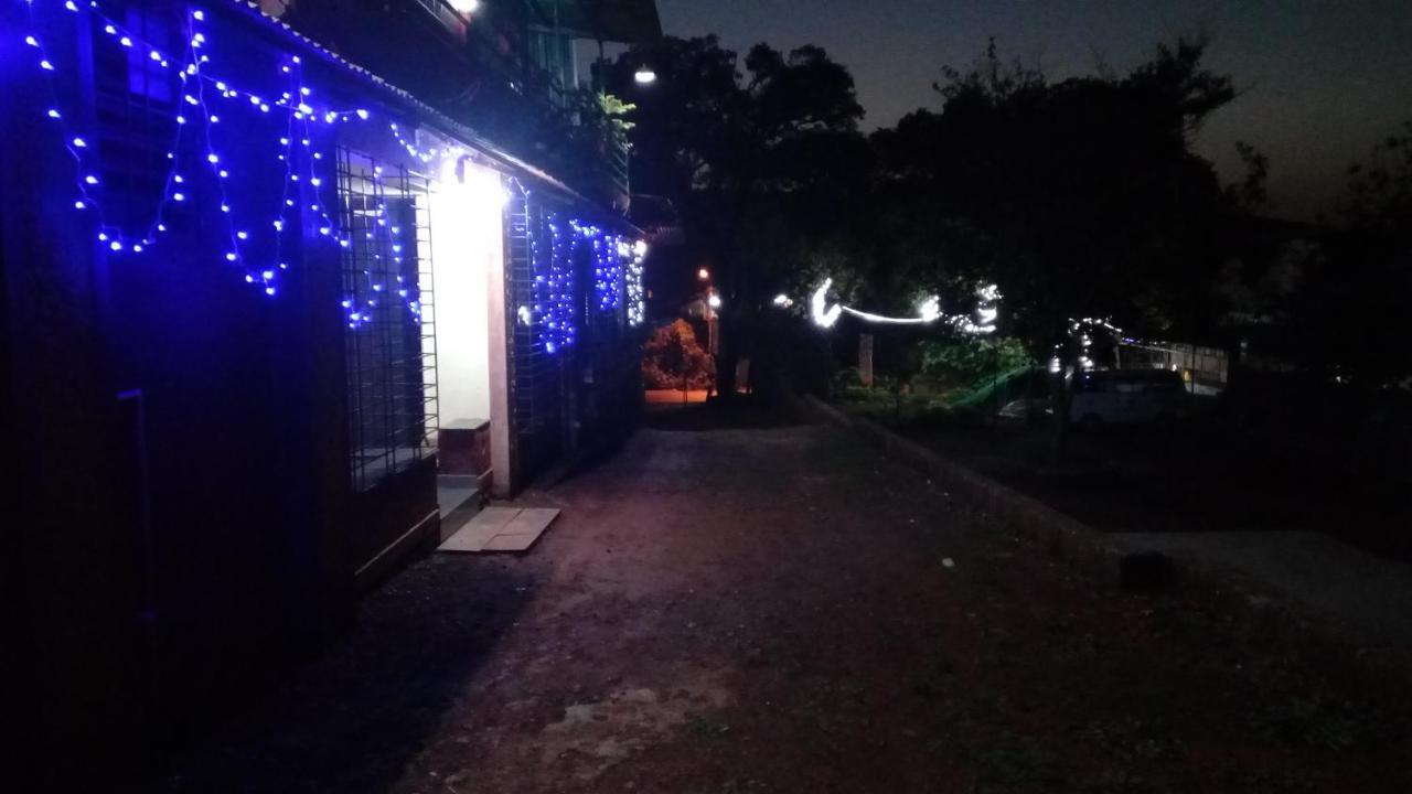 马哈巴莱斯赫瓦尔 Bluebell Residency酒店 外观 照片
