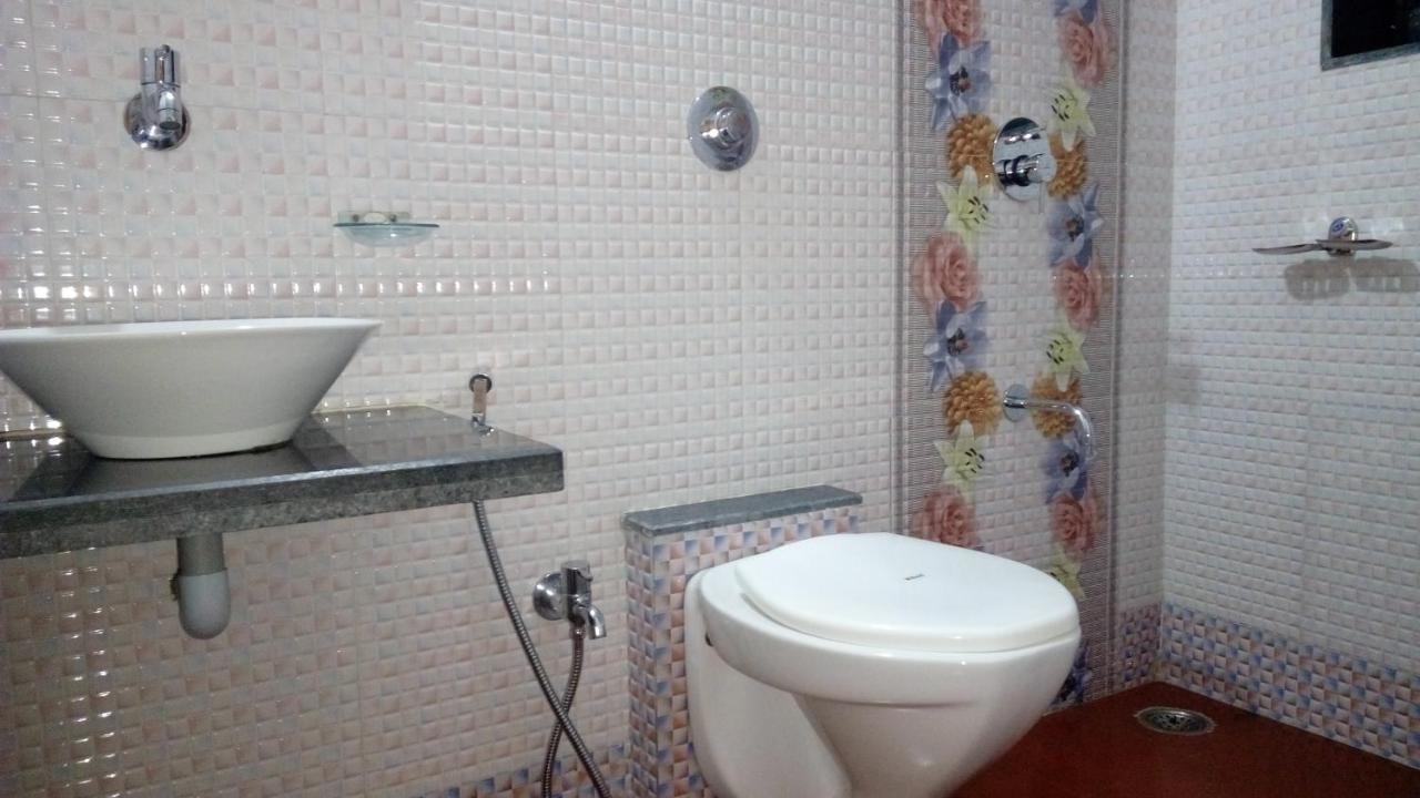 马哈巴莱斯赫瓦尔 Bluebell Residency酒店 外观 照片